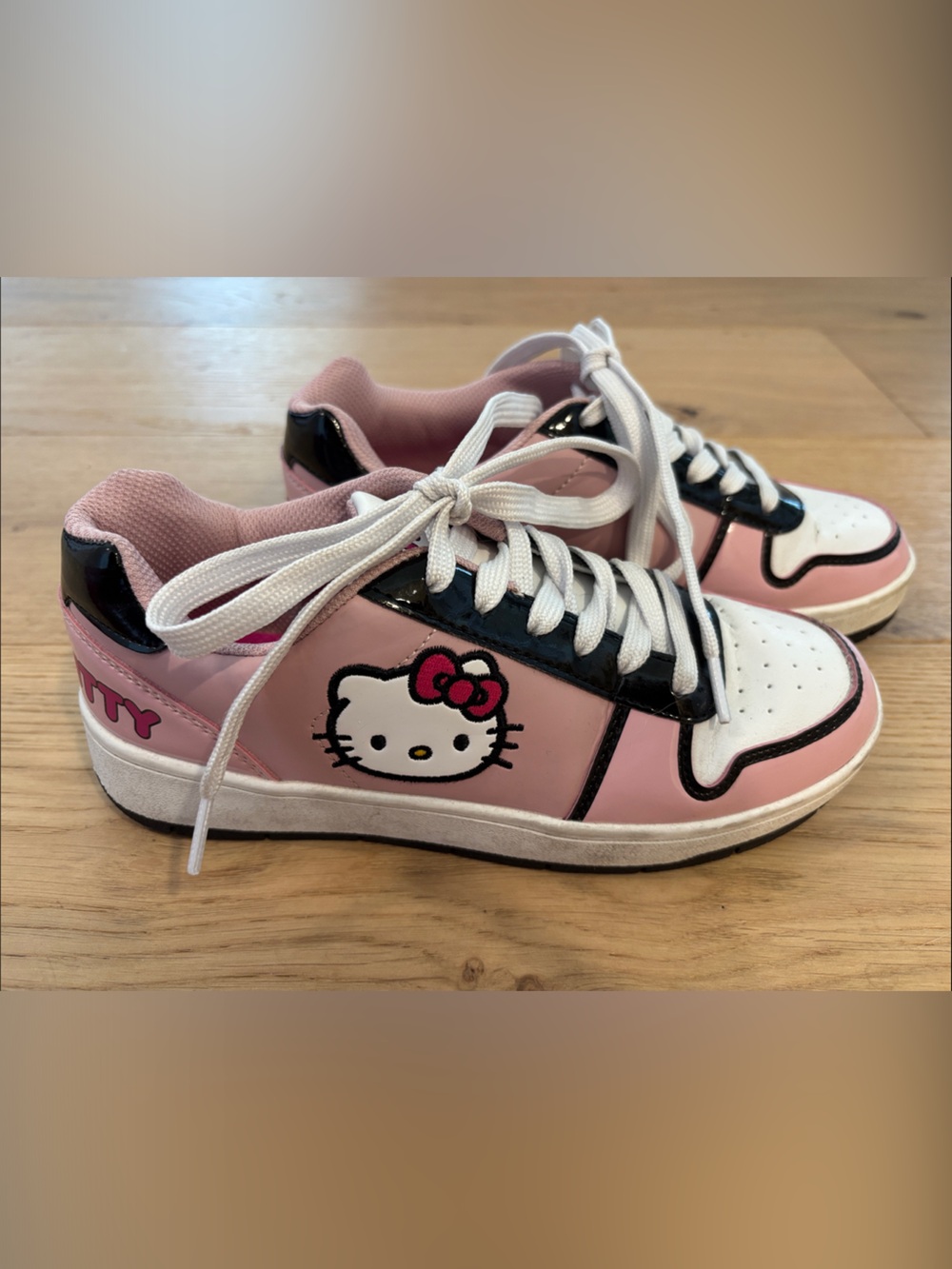 💖 Sanrio Hello Kitty Pink, White & Black Womens Sneakers Size 7 💖